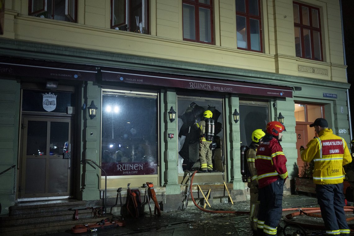 Brannvesenet rykket natt til søndag ut på brann i et kafélokale i gamlebyen i Oslo sentrum. Vitner har opplyst å ha sett noen knuse en rute i bygget, før det begynte å brenne. Foto: Fredrik Hagen / NTB Brannvesenet rykket natt til søndag ut på brann i et kafélokale i gamlebyen i Oslo sentrum. Vitner har opplyst å ha sett noen knuse en rute i bygget, før det begynte å brenne. Foto: Fredrik Hagen / NTB