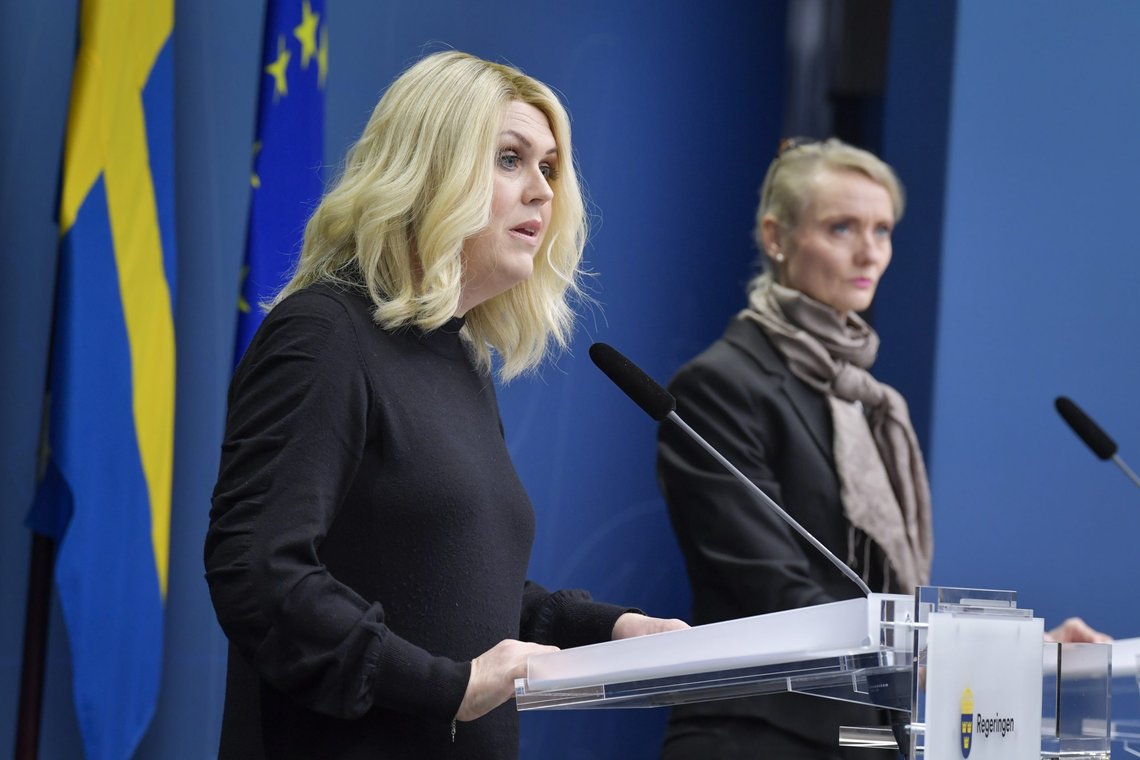 Sosialminister Lena Hallengren og generaldirektør i Folkhälsomyndigheten Karin Tegmark Wisell under onsdagens pressekonferanse.
Foto: Jessica Gow / TT / AP / NTB Sosialminister Lena Hallengren og generaldirektør i Folkhälsomyndigheten Karin Tegmark Wisell under onsdagens pressekonferanse.
Foto: Jessica Gow / TT / AP / NTB