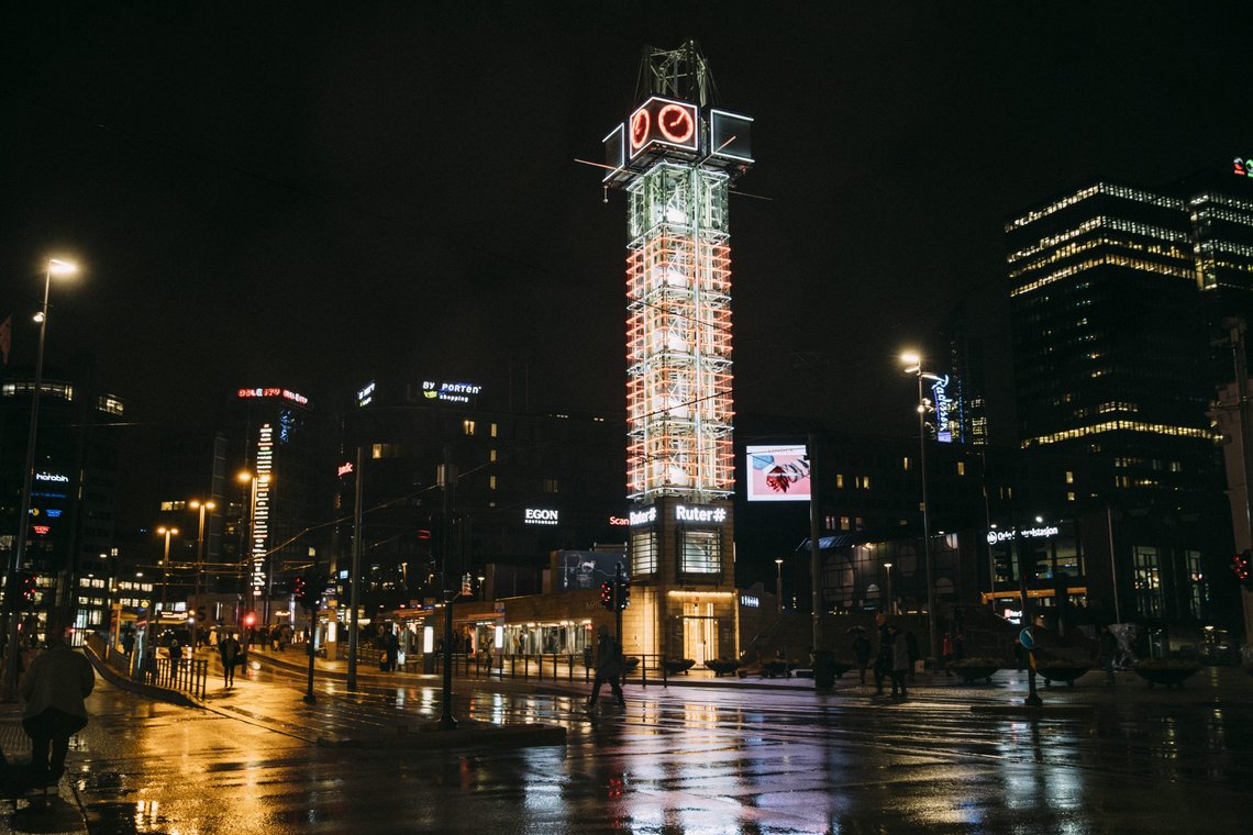 Oslo 20201022.
Jernbanetorget med klokke på Trafikantens tårn. Natt til søndag 25. okt 2020, kl 03.00, stilles klokken en time tilbake til kl. 02.00 fra sommertid til vintertid.
Foto: Jil Yngland / NTB Oslo 20201022.
Jernbanetorget med klokke på Trafikantens tårn. Natt til søndag 25. okt 2020, kl 03.00, stilles klokken en time tilbake til kl. 02.00 fra sommertid til vintertid.
Foto: Jil Yngland / NTB