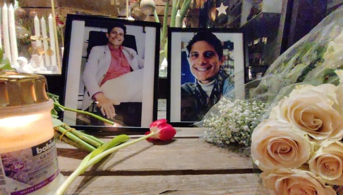 Rustam Louis Foss hedres med blomster og tente lys på åstedet i Teresesgate i Oslo. Foto: Øyvind Thuestad. Rustam Louis Foss hedres med blomster og tente lys på åstedet i Teresesgate i Oslo. Foto: Øyvind Thuestad.