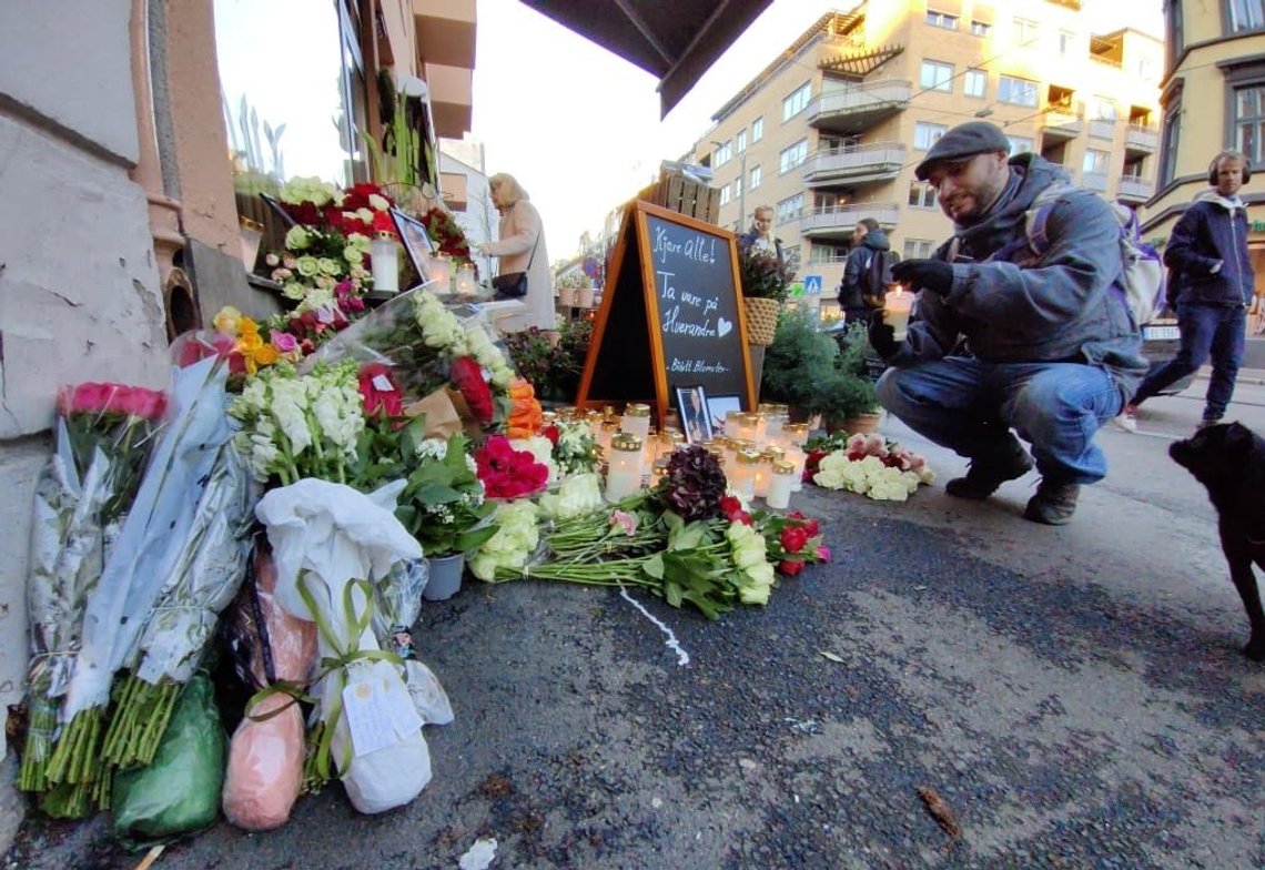 Dette er ikke til minne om ofrene, men til minne om en brutal gjerningsmann som flere ganger har forsøkt å drepe tilfeldige mennesker med kniv. Foto: Øyvind Thuestad Dette er ikke til minne om ofrene, men til minne om en brutal gjerningsmann som flere ganger har forsøkt å drepe tilfeldige mennesker med kniv. Foto: Øyvind Thuestad