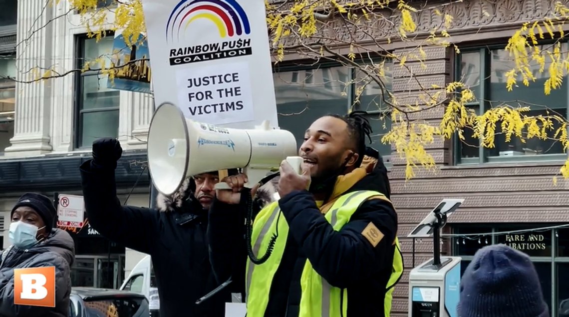Troy Gastom under en BLM-demonstrasjon mot frifinnelsen av Kyle Rittenhouse. Skjermdump video/Breitbart Troy Gastom under en BLM-demonstrasjon mot frifinnelsen av Kyle Rittenhouse. Skjermdump video/Breitbart