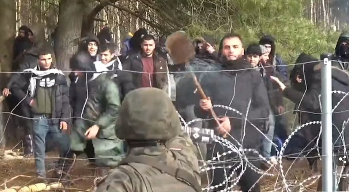 Stillbilde fra video på den polske grensen. Stillbilde fra video på den polske grensen.