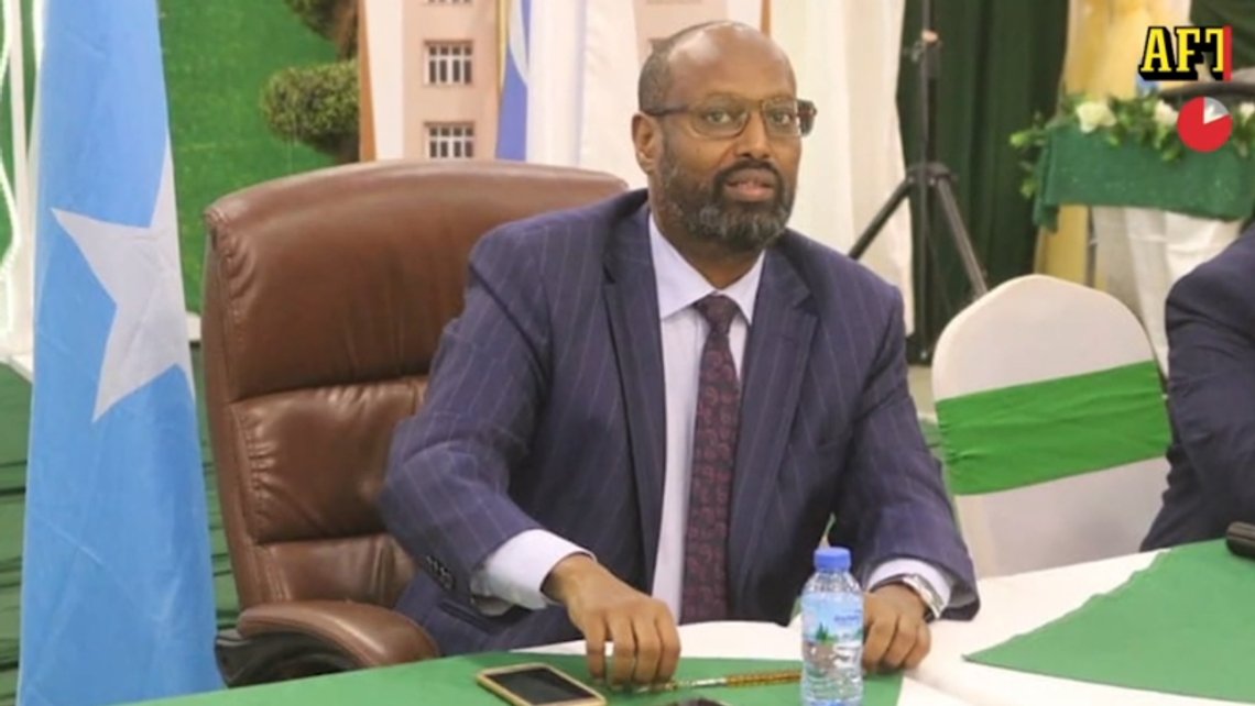 I tillegg til jobben som rektor ved Römosseskolorna i Göteborg, var Abdirizak Waberi partileder for et islamistisk parti i Somalia.
Foto: Skjermdump video Aftonbladet I tillegg til jobben som rektor ved Römosseskolorna i Göteborg, var Abdirizak Waberi partileder for et islamistisk parti i Somalia.
Foto: Skjermdump video Aftonbladet