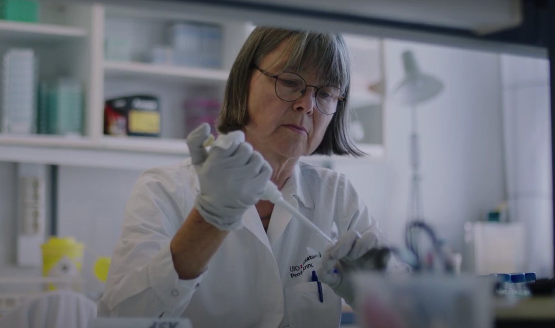 Professor Anne Spurkland mener internasjonale studier tyder på at omikron fester seg i nese og hals og ikke går så mye ned i lungene. Hun mottok Universitetet i Oslos formidlingspris for 2021. Skjermdump: UiO/YouTube Professor Anne Spurkland mener internasjonale studier tyder på at omikron fester seg i nese og hals og ikke går så mye ned i lungene. Hun mottok Universitetet i Oslos formidlingspris for 2021. Skjermdump: UiO/YouTube