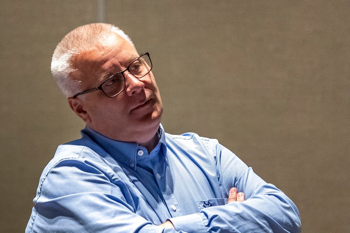 Bård Hoksrud (FrP) mener regjeringens skjenkepolitikk minner om en "hjemme alene-fest". Foto: Beate Oma Dahle / NTB Bård Hoksrud (FrP) mener regjeringens skjenkepolitikk minner om en "hjemme alene-fest". Foto: Beate Oma Dahle / NTB