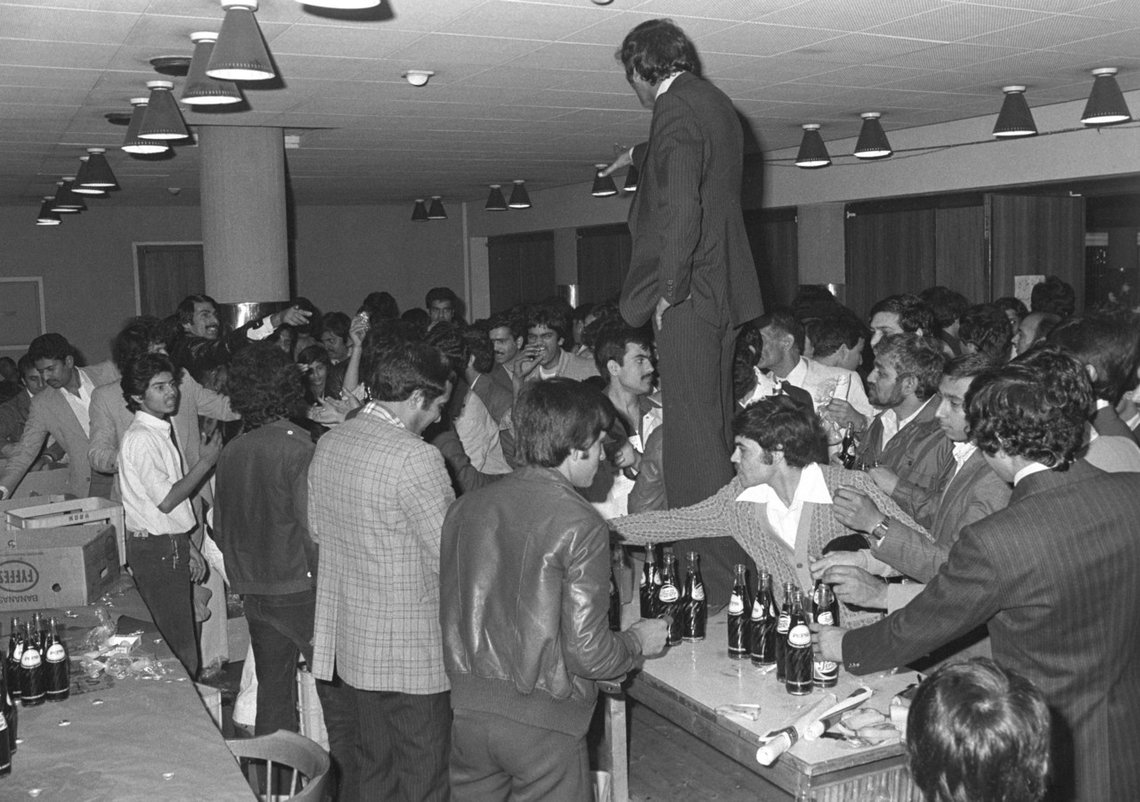 Oslo 14. august 1979.
Pakistan Workers Welfare Union feirer pakistans 32. uavhengighetsdag i Folkets Hus i Oslo. Her er det servering av mineralvann.
FOTO;BJØRN SIGURDSØN / NTB / NTB Oslo 14. august 1979.
Pakistan Workers Welfare Union feirer pakistans 32. uavhengighetsdag i Folkets Hus i Oslo. Her er det servering av mineralvann.
FOTO;BJØRN SIGURDSØN / NTB / NTB