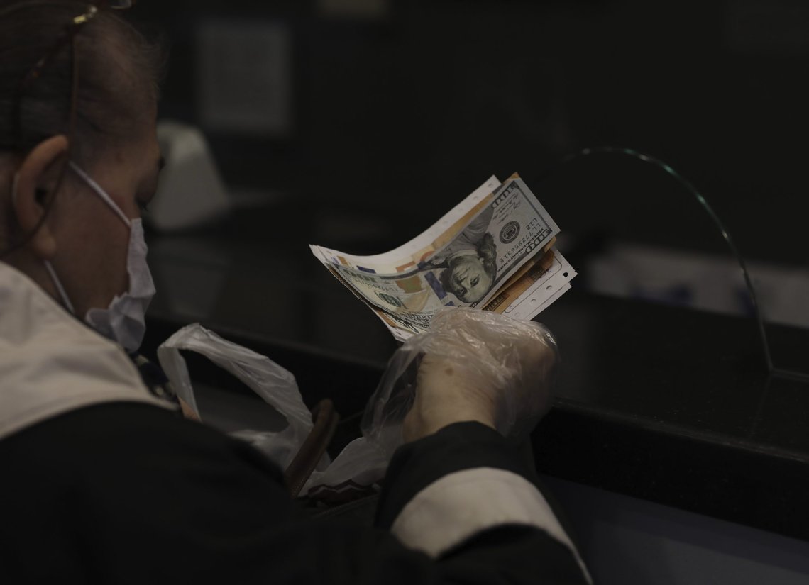 Ei kvinne veksler tyrkiske lire til dollar og euro i Ankara. Under president Erdogans styre preges Tyrkia av svak valuta og høy inflasjon. Foto: Burhan Ozbilici, AP-NTB. Ei kvinne veksler tyrkiske lire til dollar og euro i Ankara. Under president Erdogans styre preges Tyrkia av svak valuta og høy inflasjon. Foto: Burhan Ozbilici, AP-NTB.