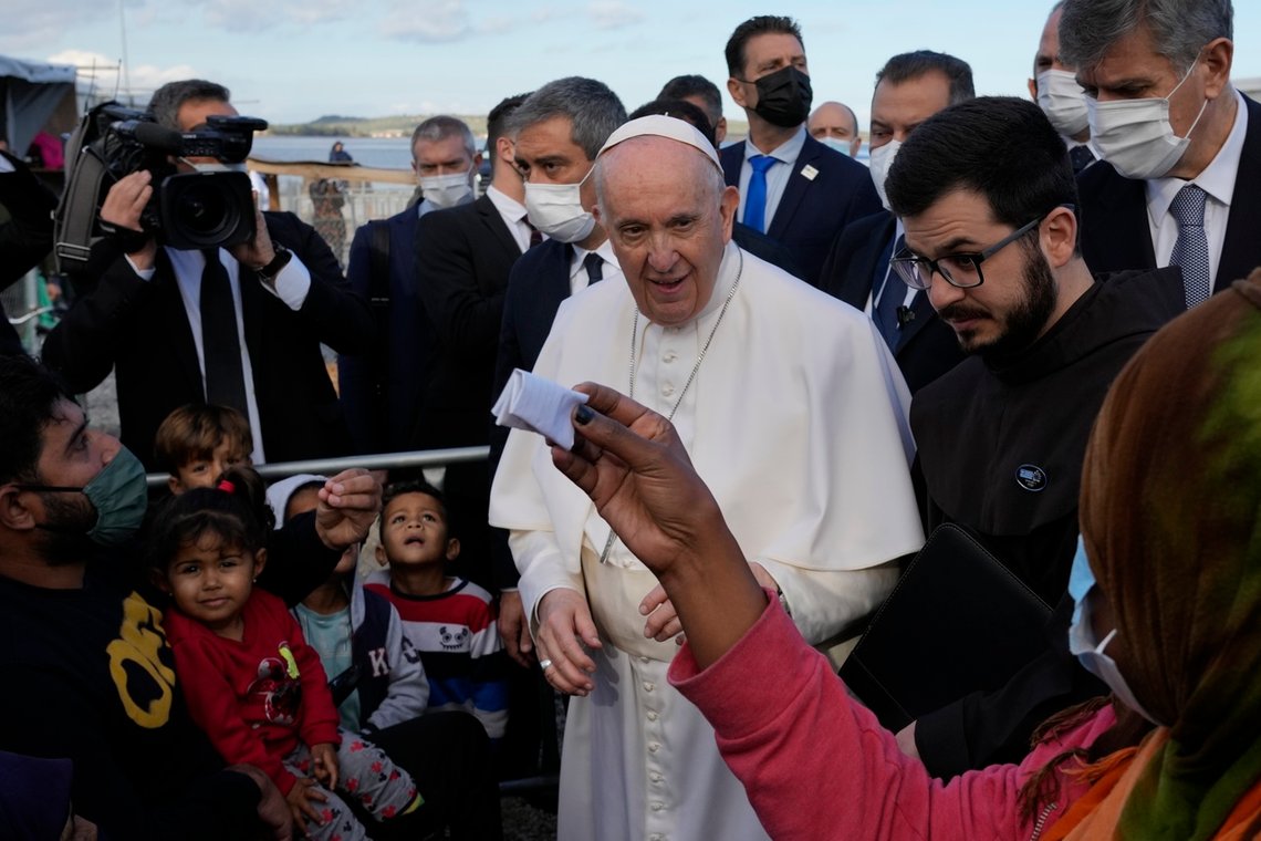Pave Frans viser sin omsorg for migranter på øya Lesbos i Hellas 5. desember. Foto: AP /Alessandra Tarantino/ NTB Pave Frans viser sin omsorg for migranter på øya Lesbos i Hellas 5. desember. Foto: AP /Alessandra Tarantino/ NTB