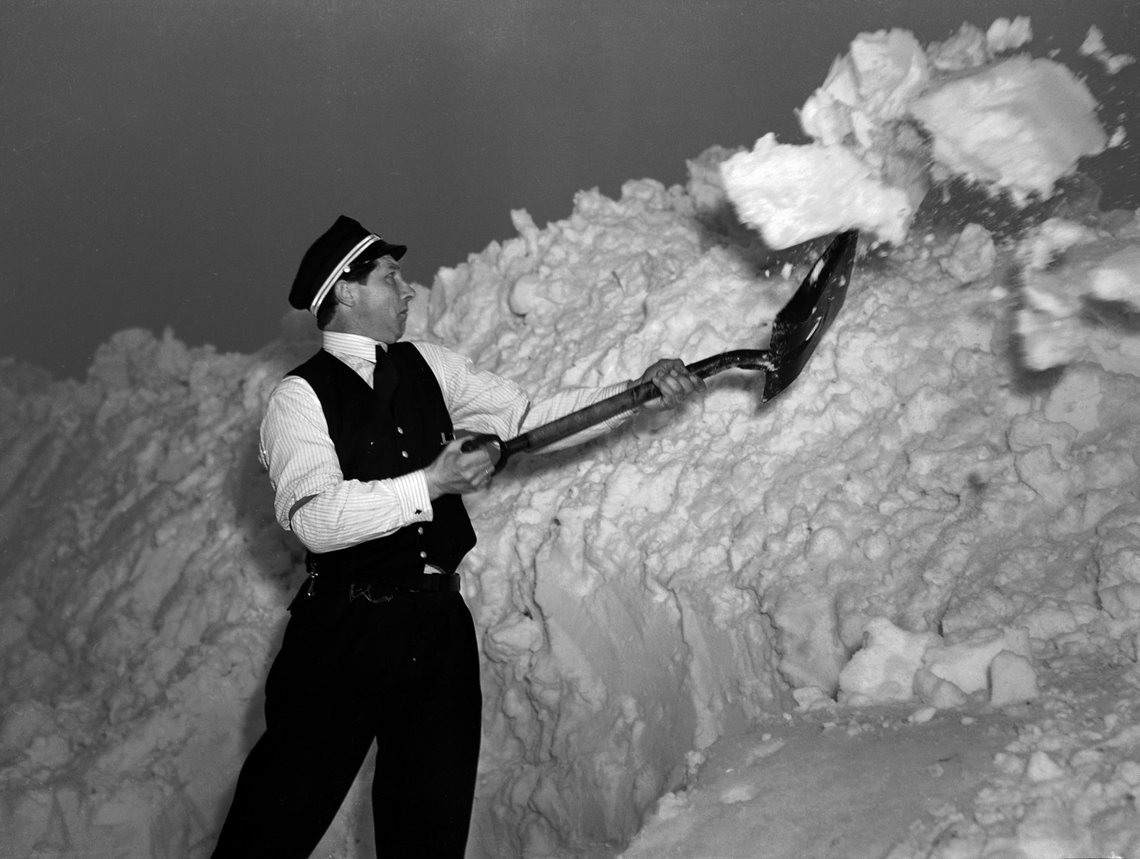 Sørlandet og Nelaug er vante med store snøfall, som her i 1951. "terkt snøfall over Sørlandet skapte kaos, bl.a. i togtrafikken. I alt sto fem tog fast i snømassene ved Helldalsmo og Nelaug stasjon, og passasjerene måtte overnatte i de iskalde togene. Alle mann i arbeid med snøryddingen. her en NSB ansatt som måker snø med spade." Nå har Nelaug satt ny sørlandsrekord for desember, og vi skriver 2021. Foto: NTB Sørlandet og Nelaug er vante med store snøfall, som her i 1951. "terkt snøfall over Sørlandet skapte kaos, bl.a. i togtrafikken. I alt sto fem tog fast i snømassene ved Helldalsmo og Nelaug stasjon, og passasjerene måtte overnatte i de iskalde togene. Alle mann i arbeid med snøryddingen. her en NSB ansatt som måker snø med spade." Nå har Nelaug satt ny sørlandsrekord for desember, og vi skriver 2021. Foto: NTB
