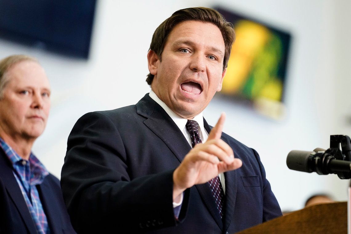 Guvernør Ron DeSantis (R) vil sende migranter fra Florida til hjemstedene til Obama og Biden. Foto: AP Photo/Chris O'Meara Guvernør Ron DeSantis (R) vil sende migranter fra Florida til hjemstedene til Obama og Biden. Foto: AP Photo/Chris O'Meara
