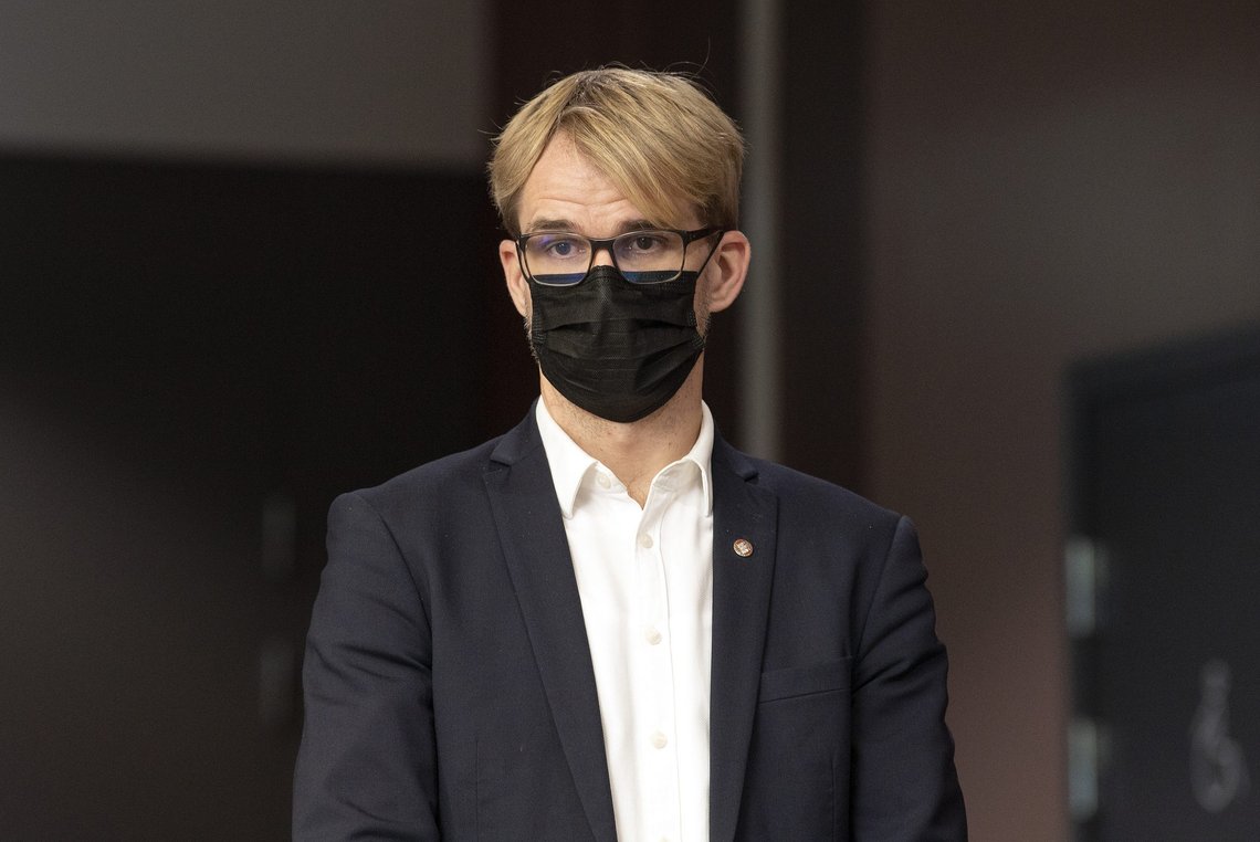 Byrådsleder i Bergen, Roger Valhammer (Ap) ber regjeringen om å fjerne skjenkestoppen når koronatiltakene skal vurderes på nytt i januar. Foto: Marit Hommedal / NTB Byrådsleder i Bergen, Roger Valhammer (Ap) ber regjeringen om å fjerne skjenkestoppen når koronatiltakene skal vurderes på nytt i januar. Foto: Marit Hommedal / NTB