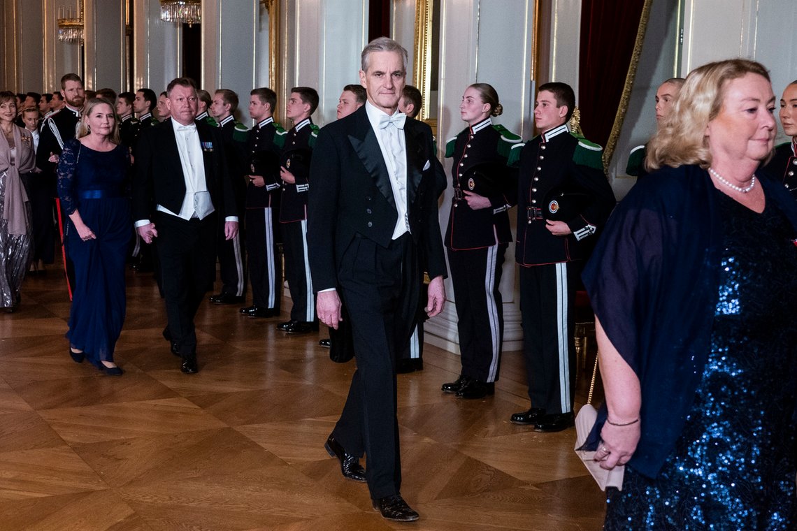 Statsminister Jonas Gahr Støre ankommer gallamiddag på Slottet under første dag av statsbesøket fra Nederland i november. Han er en del av den nye adelen. Vi skattebetalere betalte for maten og vinen. Foto: Terje Pedersen / NTB Statsminister Jonas Gahr Støre ankommer gallamiddag på Slottet under første dag av statsbesøket fra Nederland i november. Han er en del av den nye adelen. Vi skattebetalere betalte for maten og vinen. Foto: Terje Pedersen / NTB