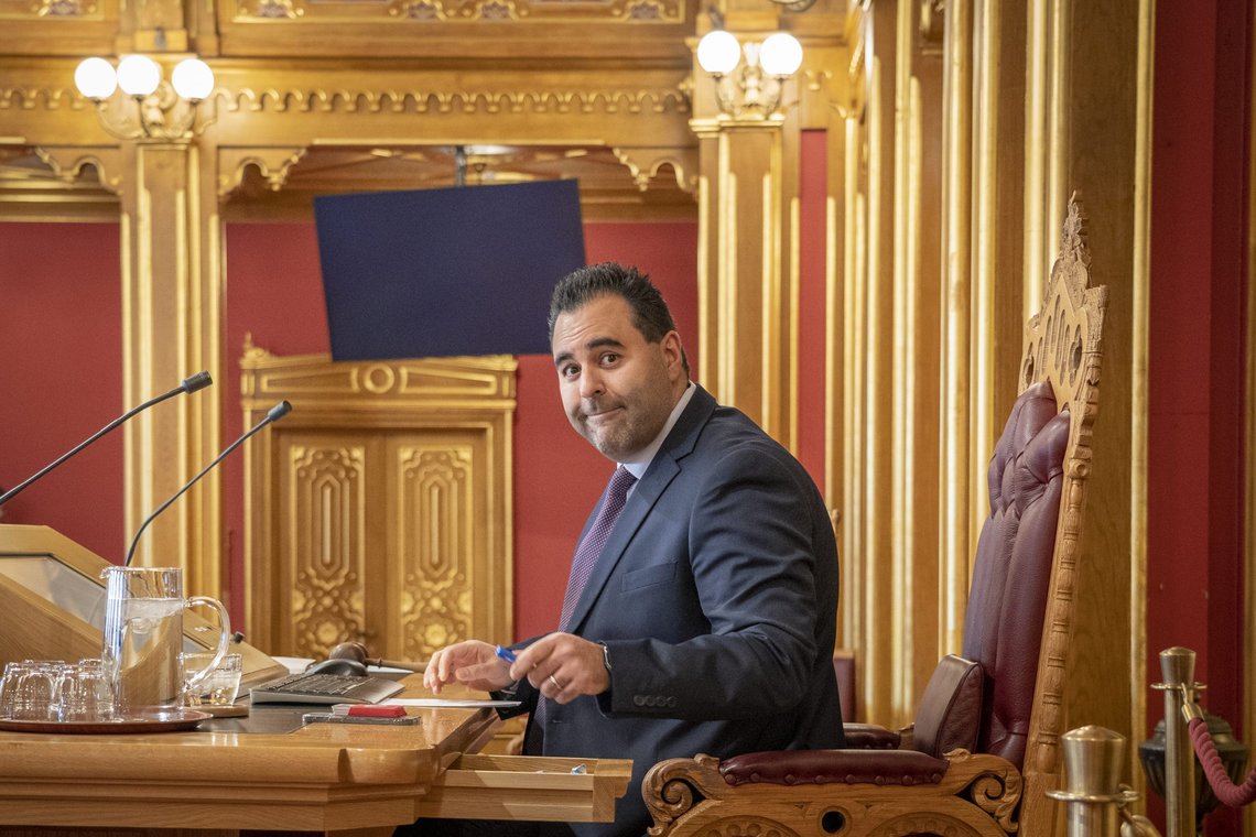 Stortingspresident Masud Gharahkhani (Ap) ønsker at det eksterne utvalget som skal granske pendlerboligordningen, også går gjennom alle andre velferdsgoder som stortingsrepresentantene kan nyte godt av. Foto: Heiko Junge / NTB Stortingspresident Masud Gharahkhani (Ap) ønsker at det eksterne utvalget som skal granske pendlerboligordningen, også går gjennom alle andre velferdsgoder som stortingsrepresentantene kan nyte godt av. Foto: Heiko Junge / NTB