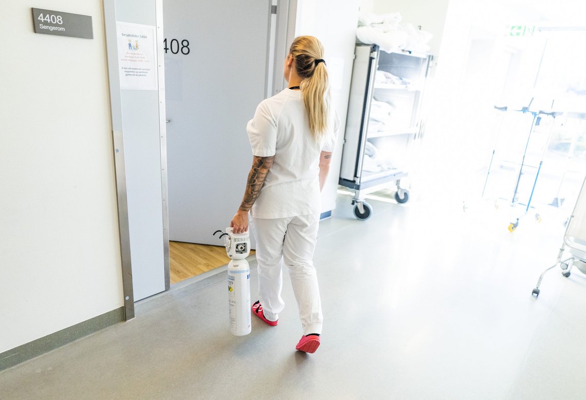 En sykepleier bringer ny oksygenflaske til en lungepasient på Ahus på Lørenskog.
Foto: Håkon Mosvold Larsen / NTB En sykepleier bringer ny oksygenflaske til en lungepasient på Ahus på Lørenskog.
Foto: Håkon Mosvold Larsen / NTB