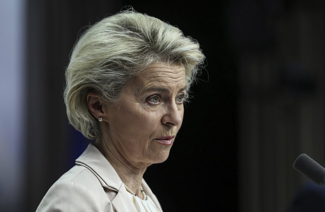 -Å jaså dere trodde dere kunne være fullvaksinerte med to vaksiner? Foto: Aris Oikonomou/AP/NTB -Å jaså dere trodde dere kunne være fullvaksinerte med to vaksiner? Foto: Aris Oikonomou/AP/NTB