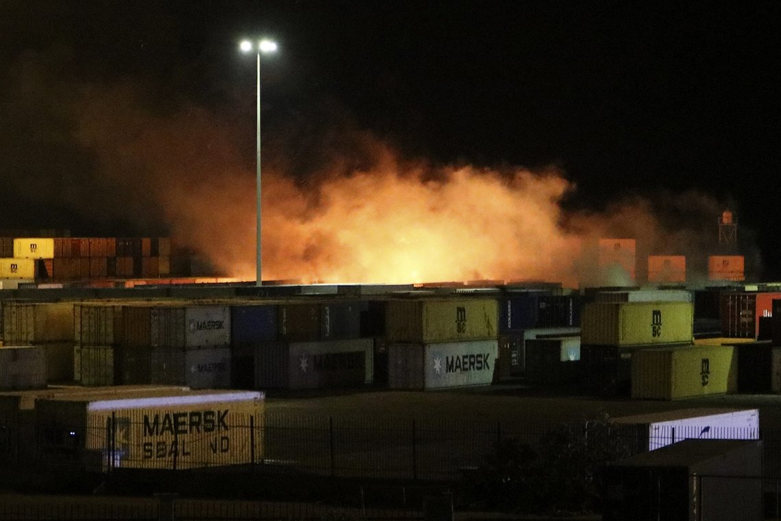 Dette bildet som ble utgitt av det syriske offisielle nyhetsbyrået SANA, viser flammer som stiger opp fra havnen i kystbyen Latakia, Syria, tirsdag, 7. desember, 2021. Syrias militære sa at israelske krigsfly avfyrte missiler som forårsaket brann uten tap av liv. Syriske statsmedier siterte en navngitt militær talsmann som sa at flere missiler slo ned i containerhavna tidlig på tirsdag. Foto: SANA via AP / NTB Dette bildet som ble utgitt av det syriske offisielle nyhetsbyrået SANA, viser flammer som stiger opp fra havnen i kystbyen Latakia, Syria, tirsdag, 7. desember, 2021. Syrias militære sa at israelske krigsfly avfyrte missiler som forårsaket brann uten tap av liv. Syriske statsmedier siterte en navngitt militær talsmann som sa at flere missiler slo ned i containerhavna tidlig på tirsdag. Foto: SANA via AP / NTB