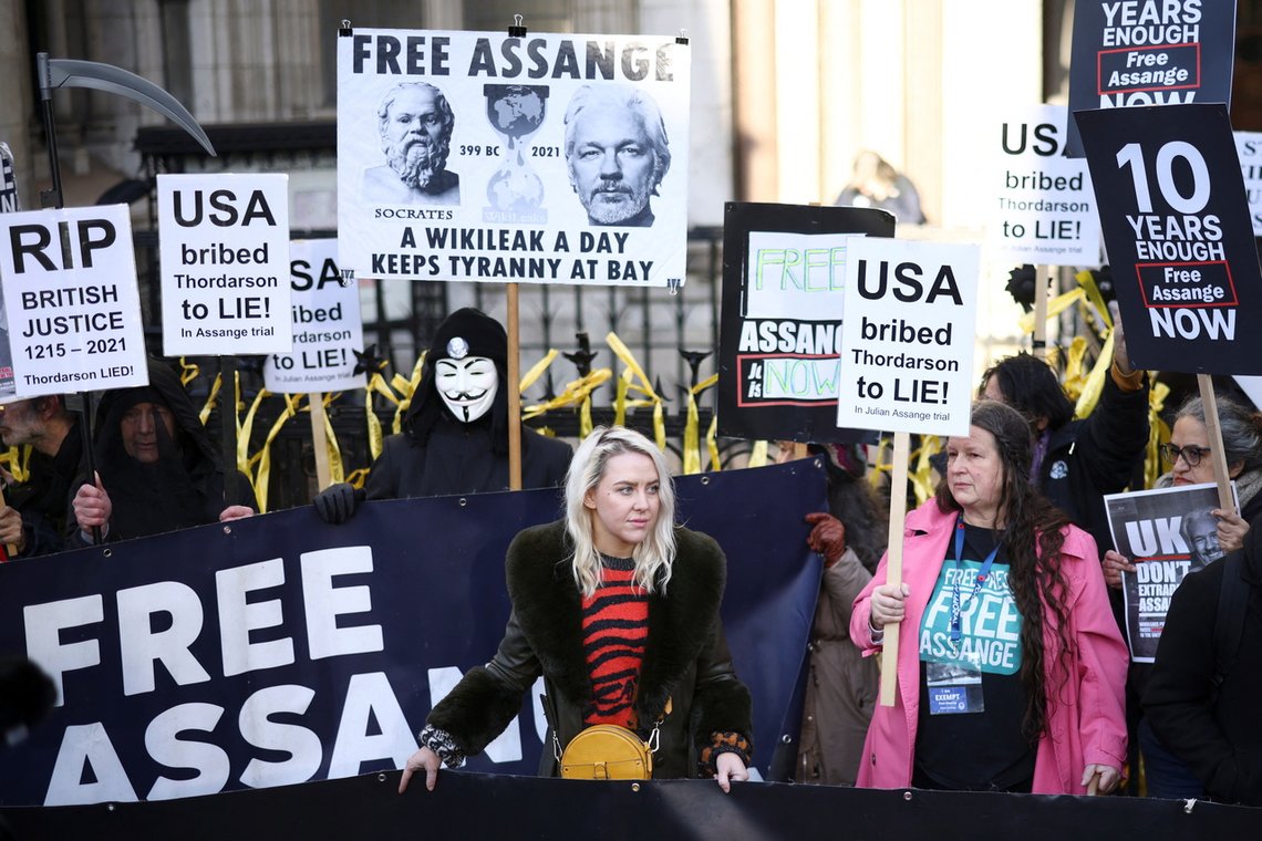 Demonstranter utenfor rettsalen viser sin støtte til Julian Assange. Foto: REUTERS/ Henry Nicholls/ NTB Demonstranter utenfor rettsalen viser sin støtte til Julian Assange. Foto: REUTERS/ Henry Nicholls/ NTB