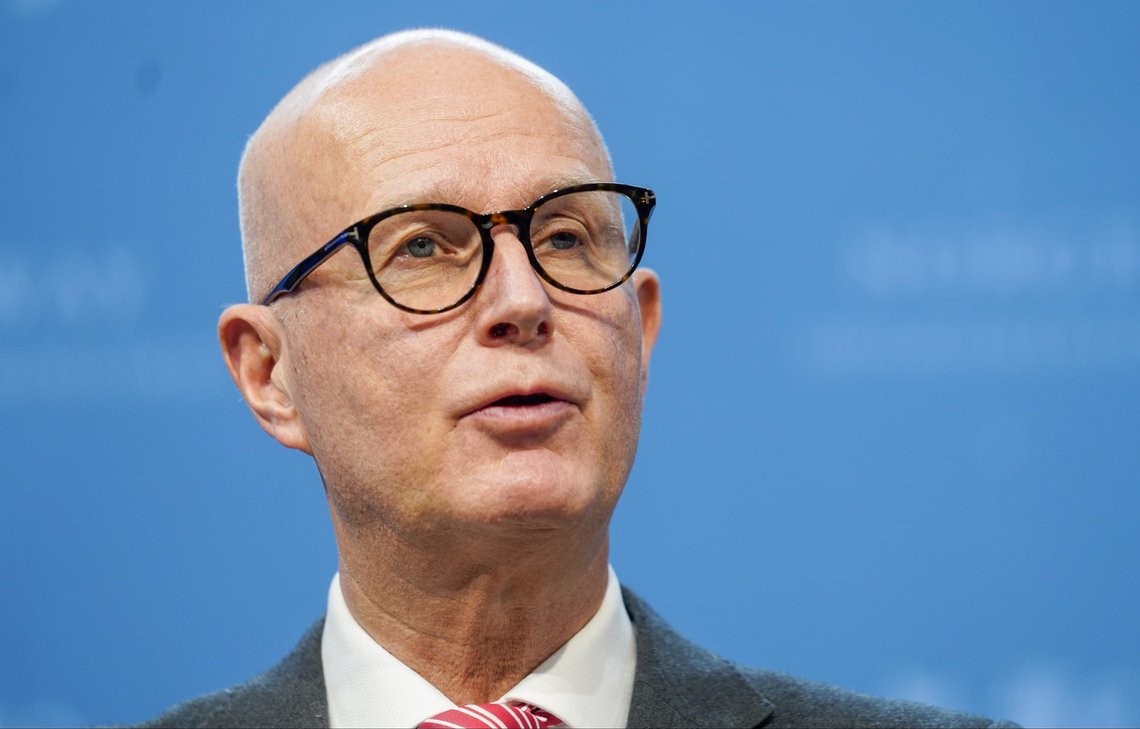 Helsedirektør Bjørn Guldvog snur problemene om personell-mangel på hodet. Koronatiltakene forverrer situasjonen, sier kommuneleg. Foto: Terje Bendiksby / NTB Helsedirektør Bjørn Guldvog snur problemene om personell-mangel på hodet. Koronatiltakene forverrer situasjonen, sier kommuneleg. Foto: Terje Bendiksby / NTB