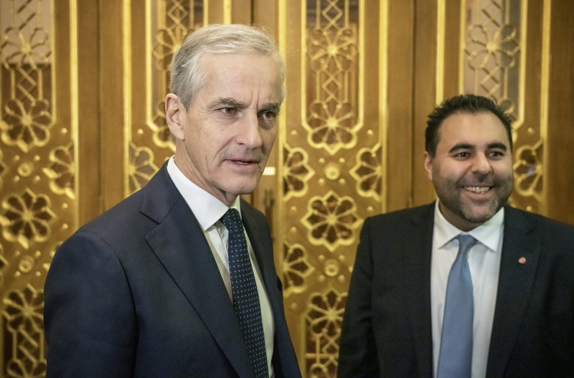 Oslo 20211130.
Statsminister Jonas Gahr Støre (Ap) og stortingspresident Masud Gharahkhani (Ap) utenfor stortingssalen før redegjørelsen om koronasituasjonen tirsdag.
Foto: Ole Berg-Rusten / NTB Oslo 20211130.
Statsminister Jonas Gahr Støre (Ap) og stortingspresident Masud Gharahkhani (Ap) utenfor stortingssalen før redegjørelsen om koronasituasjonen tirsdag.
Foto: Ole Berg-Rusten / NTB