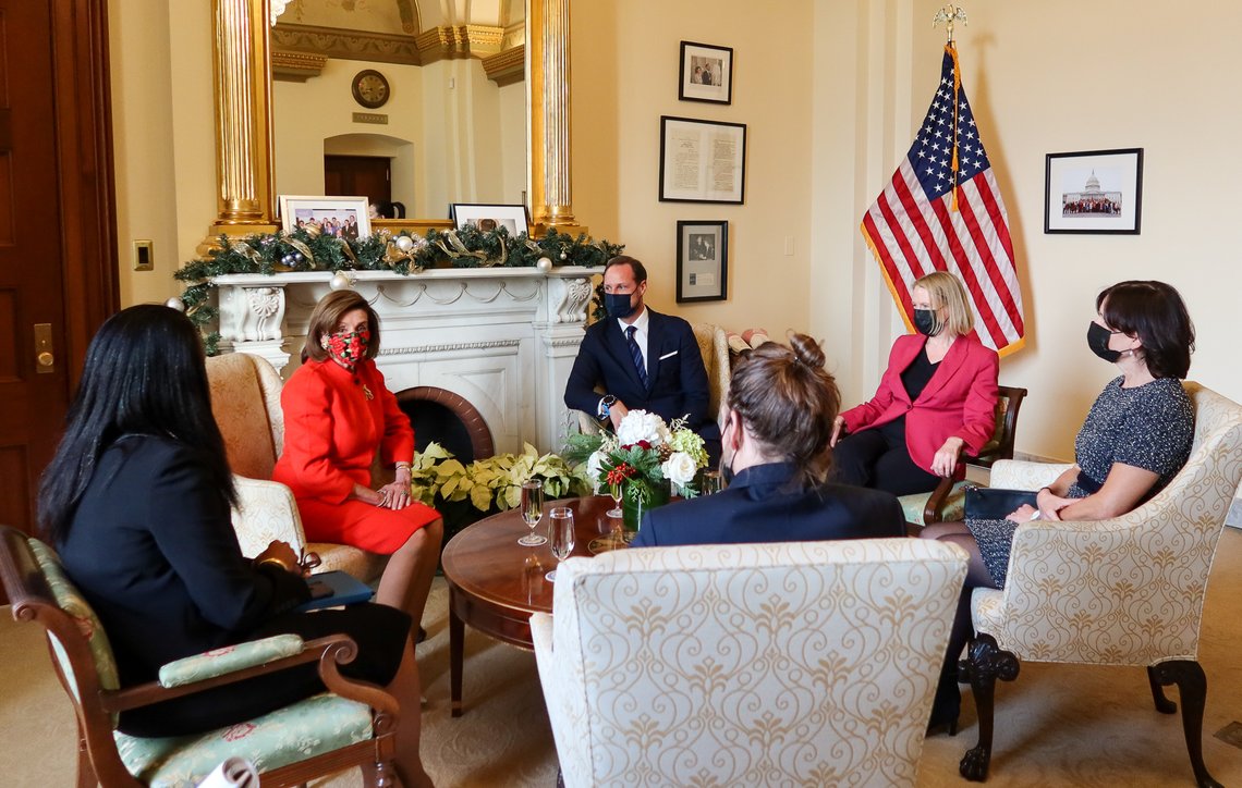 USA, Washington 20211208.
Kronprins Haakon møtte onsdag demokraten Nancy Pelosi som er Speaker i Representantenes hus. Utenriksminister Anniken Huitfeldt, var også blant de som også deltok på møtet
Foto: Utenriksdepartementet / NTB USA, Washington 20211208.
Kronprins Haakon møtte onsdag demokraten Nancy Pelosi som er Speaker i Representantenes hus. Utenriksminister Anniken Huitfeldt, var også blant de som også deltok på møtet
Foto: Utenriksdepartementet / NTB
