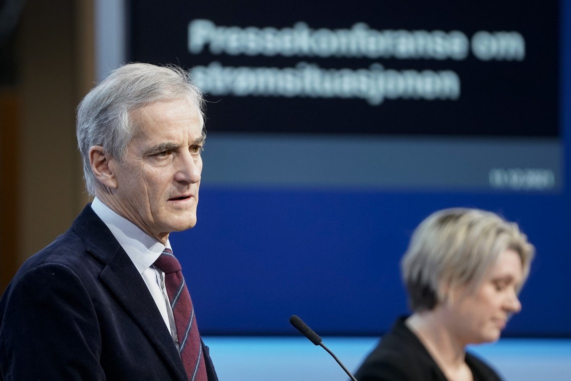 Statsminister Jonas Gahr Støre og olje- og energiminister Marte Mjøs Persen på pressekonferansen der regjeringens forslag til tiltak mot ekstraordinært høye strømregninger ble presentert. Foto: Terje Pedersen / NTB Statsminister Jonas Gahr Støre og olje- og energiminister Marte Mjøs Persen på pressekonferansen der regjeringens forslag til tiltak mot ekstraordinært høye strømregninger ble presentert. Foto: Terje Pedersen / NTB