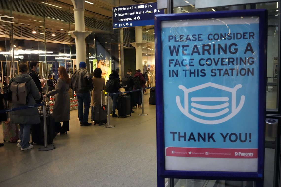 Et skilt på en togstasjon i London oppfordrer til bruk av munnbind. Dette og andre koronatiltak kan fortsette til 2024, anslår vaksineprodusenten Pfizer. Foto: Matt Dunham / AP / NTB Et skilt på en togstasjon i London oppfordrer til bruk av munnbind. Dette og andre koronatiltak kan fortsette til 2024, anslår vaksineprodusenten Pfizer. Foto: Matt Dunham / AP / NTB