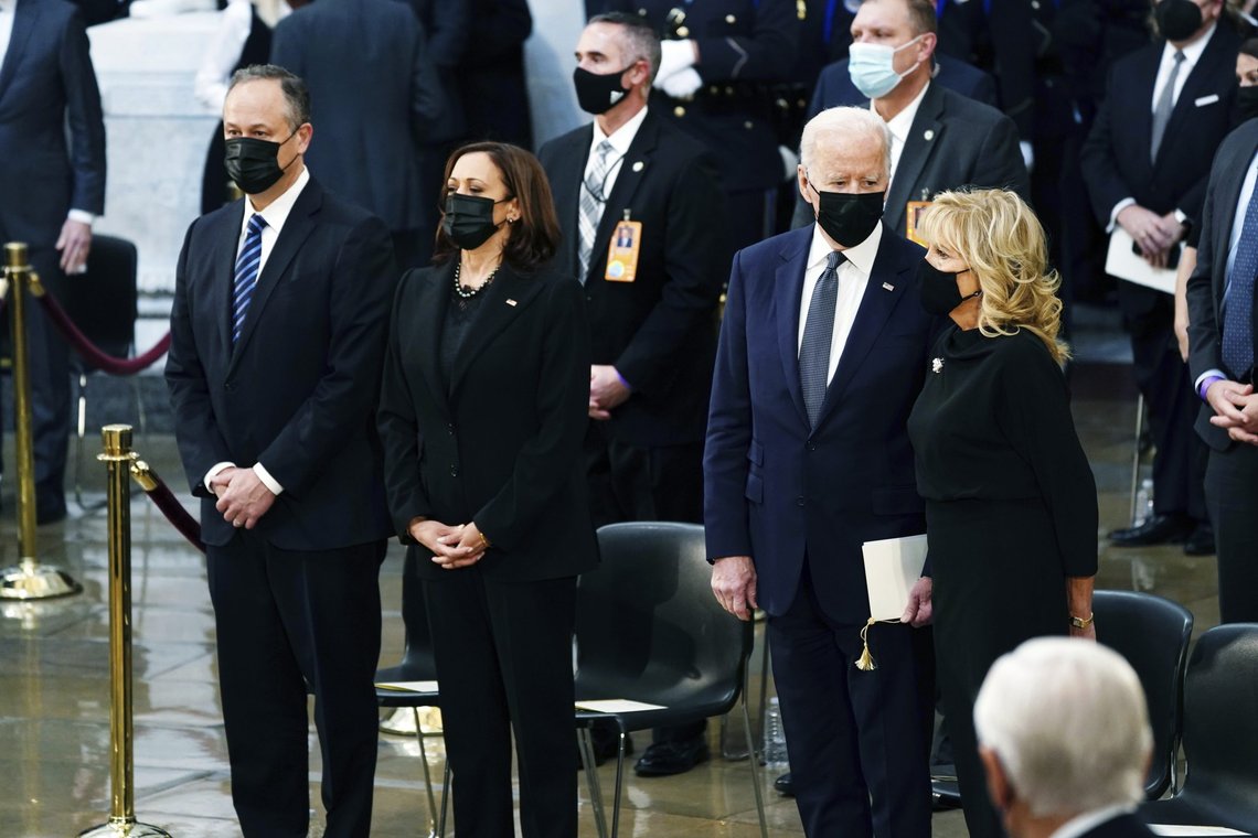 Joe ber Jill om å få bytte plass. AP viser ikke resultatet, kun utsnitt av Kamala og mannen. President Joe Biden, second right, first lady Jill Biden, right, and Vice President Kamala Harris, second left, and her husband Doug Emhoff, left, stand during a service for former Sen. Bob Dole of Kansas, as Dole lies in state in the Rotunda of the U.S. Capitol, Thursday, Dec. 9, 2021 in Washington. (Shawn Thew/Pool via AP/NTB Joe ber Jill om å få bytte plass. AP viser ikke resultatet, kun utsnitt av Kamala og mannen. President Joe Biden, second right, first lady Jill Biden, right, and Vice President Kamala Harris, second left, and her husband Doug Emhoff, left, stand during a service for former Sen. Bob Dole of Kansas, as Dole lies in state in the Rotunda of the U.S. Capitol, Thursday, Dec. 9, 2021 in Washington. (Shawn Thew/Pool via AP/NTB
