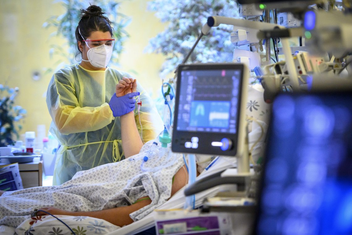 Medical workers treat a patient with COVID-19 in the intensive care unit (ICU) at the hospital "Reseau hospitalier neuchatelois (RHNe)" Pourtales site during the fifth wave of the coronavirus disease (COVID-19) pandemic in Neuchatel, Switzerland, Tuesday, Dec. 21, 2021. (Laurent Gillieron/Keystone via AP) Medical workers treat a patient with COVID-19 in the intensive care unit (ICU) at the hospital "Reseau hospitalier neuchatelois (RHNe)" Pourtales site during the fifth wave of the coronavirus disease (COVID-19) pandemic in Neuchatel, Switzerland, Tuesday, Dec. 21, 2021. (Laurent Gillieron/Keystone via AP)