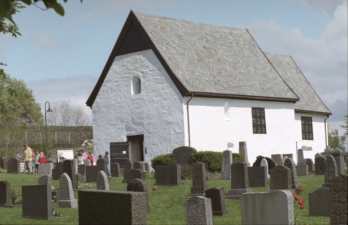 Kirkekontrollen har sjekket 148 steinkirker fra Middelalderen og nær halvparten av dem har råtne tak, eller tårn og fundamenter som smuldrer opp. Dette er Moster kirke og bildet er tatt i 1995. Eksteriør av Moster kirke.
Foto: Morten Hval NTB Kirkekontrollen har sjekket 148 steinkirker fra Middelalderen og nær halvparten av dem har råtne tak, eller tårn og fundamenter som smuldrer opp. Dette er Moster kirke og bildet er tatt i 1995. Eksteriør av Moster kirke.
Foto: Morten Hval NTB