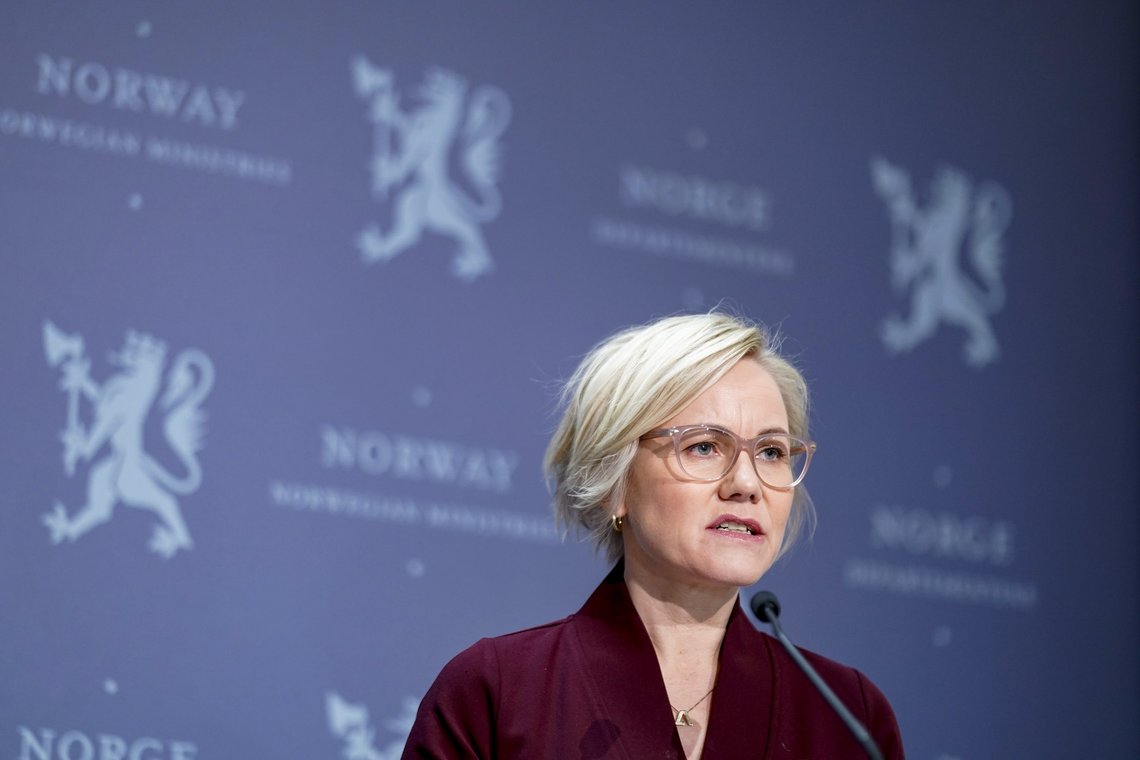 Helse- og omsorgsminister Ingvild Kjerkol (Ap) er ikke sikker, men i VG kan vi lese at hun tror det kan komme strengere koronatiltak denne uken. Foto: Stian Lysberg Solum / NTB Helse- og omsorgsminister Ingvild Kjerkol (Ap) er ikke sikker, men i VG kan vi lese at hun tror det kan komme strengere koronatiltak denne uken. Foto: Stian Lysberg Solum / NTB
