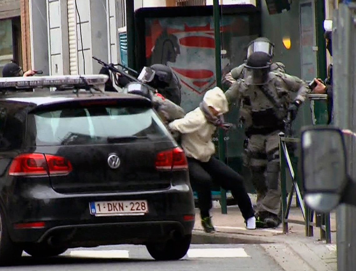 Her blir den eneste gjenlevende terroristen etter terrorangrepene i Frankrike i 2015 ( 130 drepte), Salah Abdeslam, arrestert av politiet og buntet inn i et politibil i et raid i Molenbeek-området i Brussel, Belgia, 18. mars i 2016. Fire dager senere drepte selvmordsbombere 32 personer og såret 340. Abdeslam er tiltalt for begge terrordådene, men den europeiske rettskverna maler langsomt. Først om et år starter rettsaken etter udådene i Belgia. Foto: VTM via AP / NTB Her blir den eneste gjenlevende terroristen etter terrorangrepene i Frankrike i 2015 ( 130 drepte), Salah Abdeslam, arrestert av politiet og buntet inn i et politibil i et raid i Molenbeek-området i Brussel, Belgia, 18. mars i 2016. Fire dager senere drepte selvmordsbombere 32 personer og såret 340. Abdeslam er tiltalt for begge terrordådene, men den europeiske rettskverna maler langsomt. Først om et år starter rettsaken etter udådene i Belgia. Foto: VTM via AP / NTB