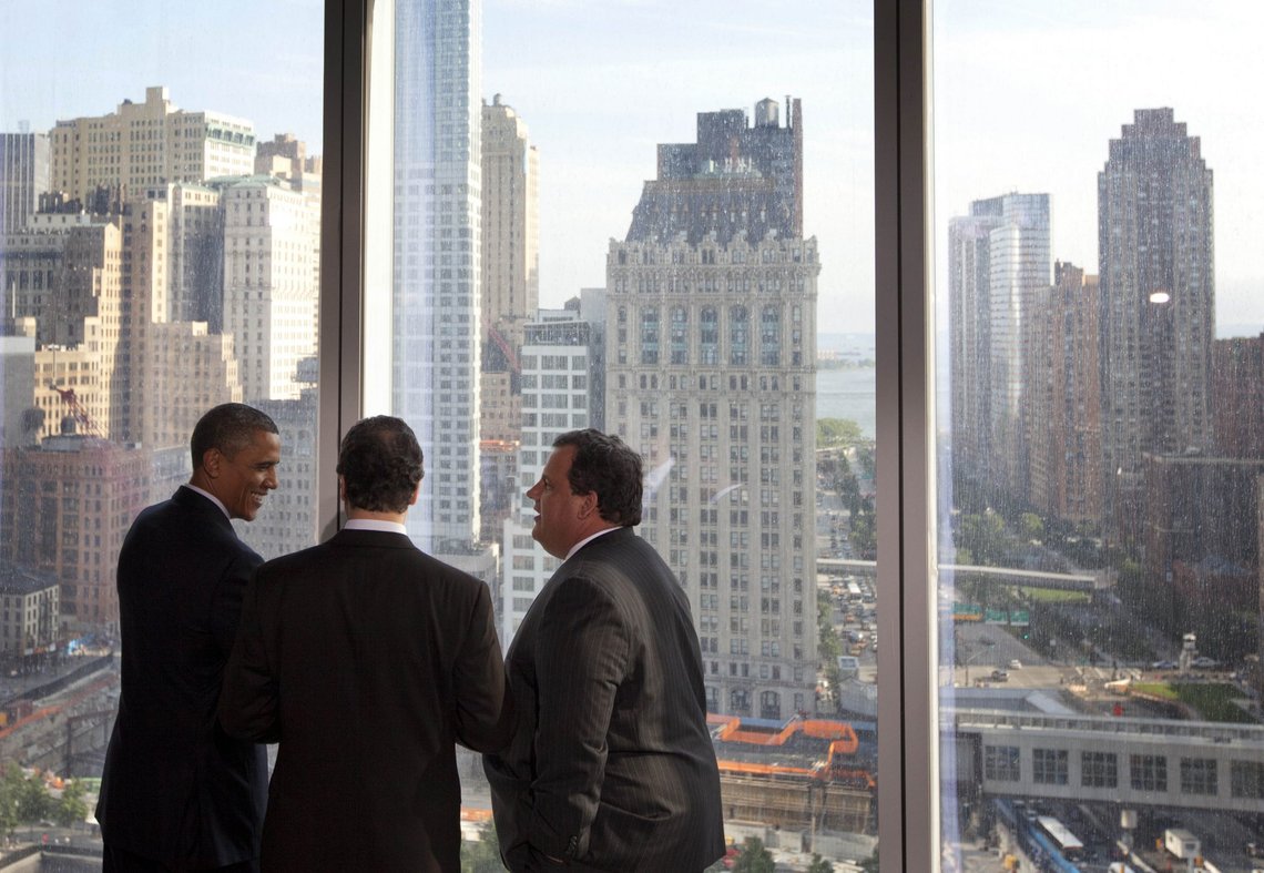 Mye vann har rent i havet siden dette bildet ble tatt 14. juni 2012. Barack Obama var president, Andrew Cuomo guvernør og Chris Christi guvernør i New Jersey. Cuom er bort og de to andre har falmet. De konstellasjonene deres makt bygget på, eksisterer ikke lenger. Foto: Carolyn Kaster/AP/NTB Mye vann har rent i havet siden dette bildet ble tatt 14. juni 2012. Barack Obama var president, Andrew Cuomo guvernør og Chris Christi guvernør i New Jersey. Cuom er bort og de to andre har falmet. De konstellasjonene deres makt bygget på, eksisterer ikke lenger. Foto: Carolyn Kaster/AP/NTB
