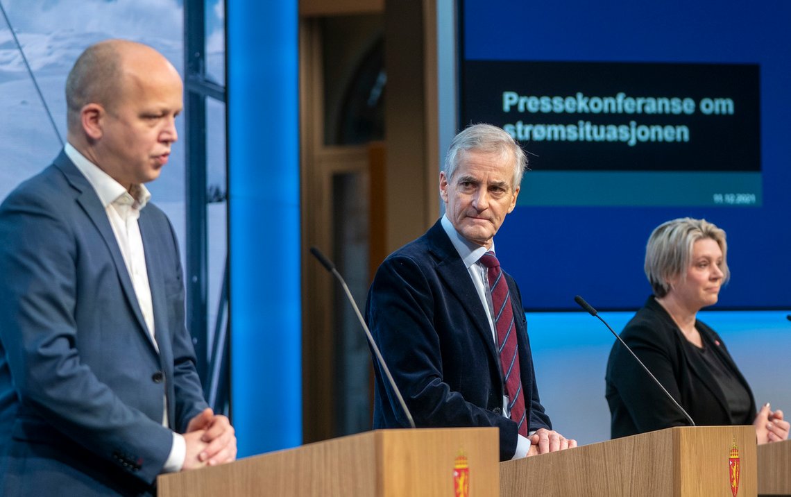 Regjeringen med statsminister Jonas Gahr Støre (Ap), finansminister Trygve Slagsvold Vedum (Sp) og olje- og energiminister Marte Mjøs Persen (Ap) t.h. legger fram en ordning som kan hjelpe folk med strømprisen. Så stengte de ned samfunnet. Foto: Terje Pedersen / NTB Regjeringen med statsminister Jonas Gahr Støre (Ap), finansminister Trygve Slagsvold Vedum (Sp) og olje- og energiminister Marte Mjøs Persen (Ap) t.h. legger fram en ordning som kan hjelpe folk med strømprisen. Så stengte de ned samfunnet. Foto: Terje Pedersen / NTB