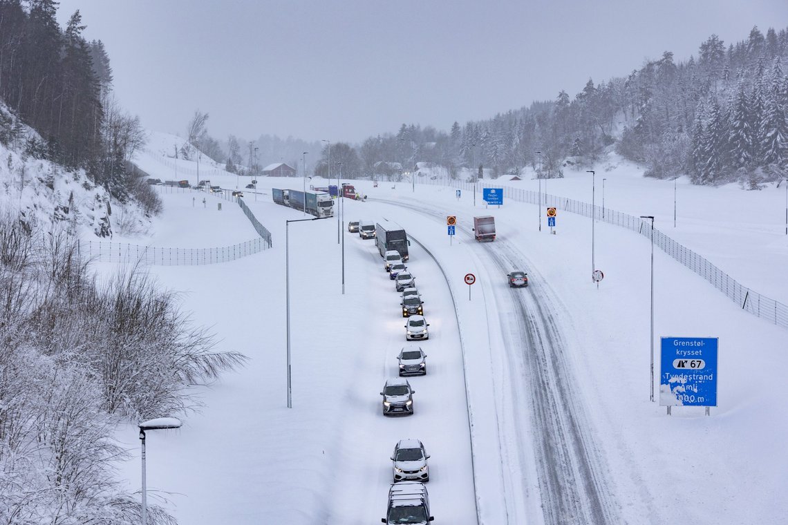 Tvedestrand 20211207.
Det er snødd en halvmeter siden i går og det er til dels store lokale utfordringer i østre del av Agder. Her på E18 ved Amtmannsvingen ved Tvedestrand står trafikken stille i østgående retning og har gjort det lenge.
Foto: Tor Erik Schrøder / NTB Tvedestrand 20211207.
Det er snødd en halvmeter siden i går og det er til dels store lokale utfordringer i østre del av Agder. Her på E18 ved Amtmannsvingen ved Tvedestrand står trafikken stille i østgående retning og har gjort det lenge.
Foto: Tor Erik Schrøder / NTB