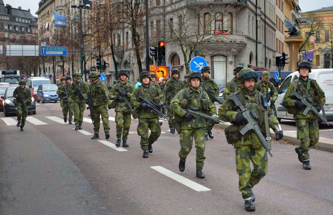 Svenske soldater gjennomfører en øvelse i området rundt Stureplan, selve partyområdet i Stockholm.. Dette bildet er fra 2014. Nå har det blitt verre. Foto: Henrik Montgomery / NTB Svenske soldater gjennomfører en øvelse i området rundt Stureplan, selve partyområdet i Stockholm.. Dette bildet er fra 2014. Nå har det blitt verre. Foto: Henrik Montgomery / NTB