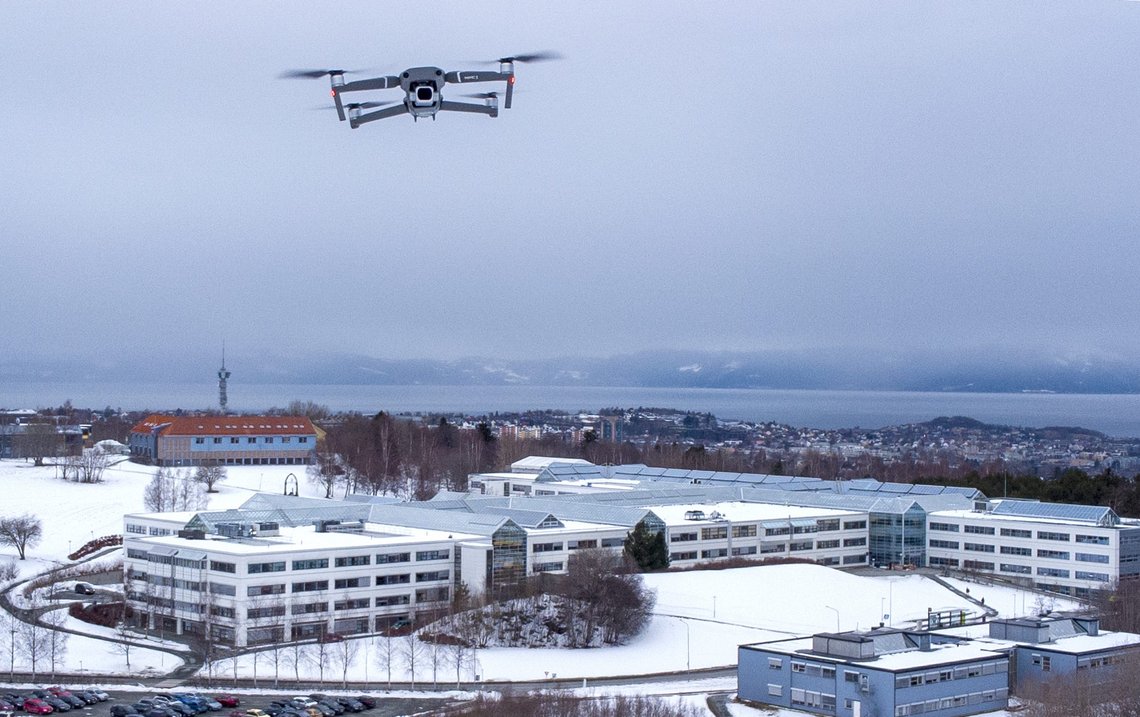 Trondheim 20210317.
Dronebilder av DJI Mavic 2 Pro - drone i lufta og Dragvoll campus - NTNU i Trondheim med Tyholttårnet bak.
Foto: Gorm Kallestad / NTB Trondheim 20210317.
Dronebilder av DJI Mavic 2 Pro - drone i lufta og Dragvoll campus - NTNU i Trondheim med Tyholttårnet bak.
Foto: Gorm Kallestad / NTB