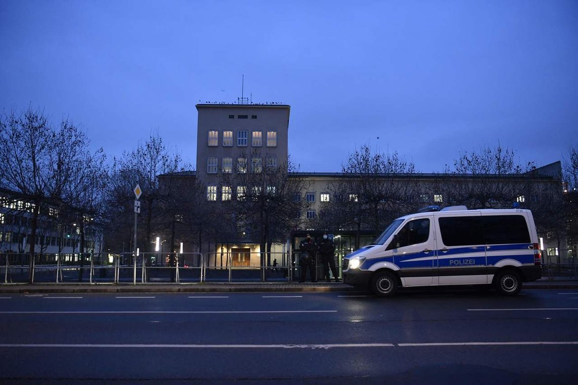 Tysk politi forbereder seg på en demonstrasjon mot nedstengning i Dresden. Europa lukkes ned. Foto: John MACDOUGALL / AFP / NTB Tysk politi forbereder seg på en demonstrasjon mot nedstengning i Dresden. Europa lukkes ned. Foto: John MACDOUGALL / AFP / NTB