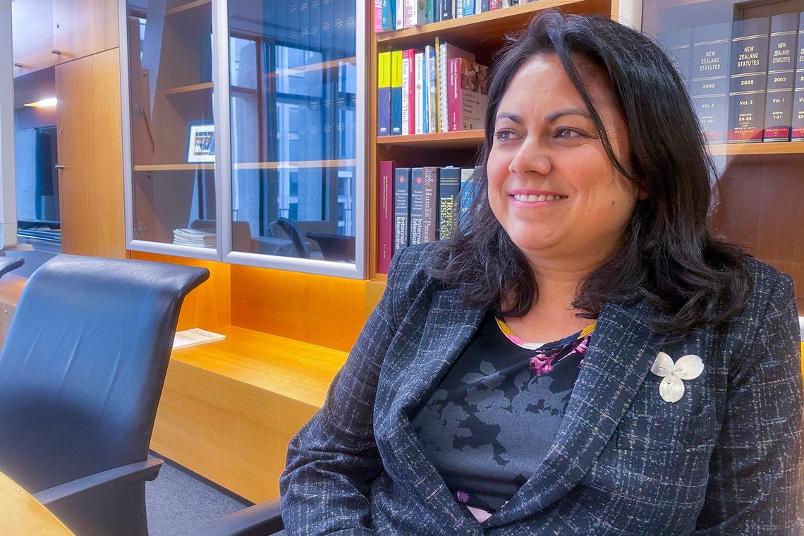 Visehelseminister Ayesha Verrall vil i praksis innføre et livstidsforbud mot tobakksrøyking for innbyggerne som nå er under 14 år. Foto: Nick Perry / AP / NTB Visehelseminister Ayesha Verrall vil i praksis innføre et livstidsforbud mot tobakksrøyking for innbyggerne som nå er under 14 år. Foto: Nick Perry / AP / NTB