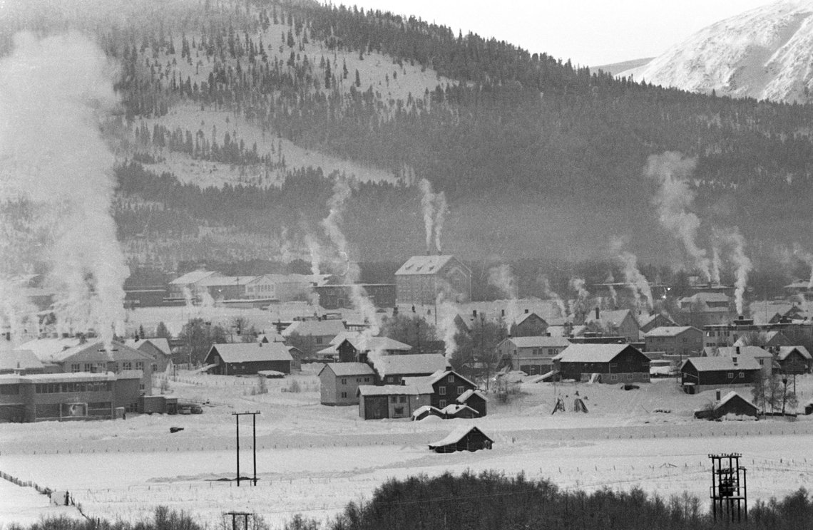 Heller ikke folk i Innlandet er uvante med sprengkulde, som her: "Tynset 11. februar 1967, Reportasje om Norges kaldeste tettsted, Tynset. Her oversiktsbilde med boliger som fyrer med ved." Foto: Aage Storløkken / Aktuell / NTB Heller ikke folk i Innlandet er uvante med sprengkulde, som her: "Tynset 11. februar 1967, Reportasje om Norges kaldeste tettsted, Tynset. Her oversiktsbilde med boliger som fyrer med ved." Foto: Aage Storløkken / Aktuell / NTB