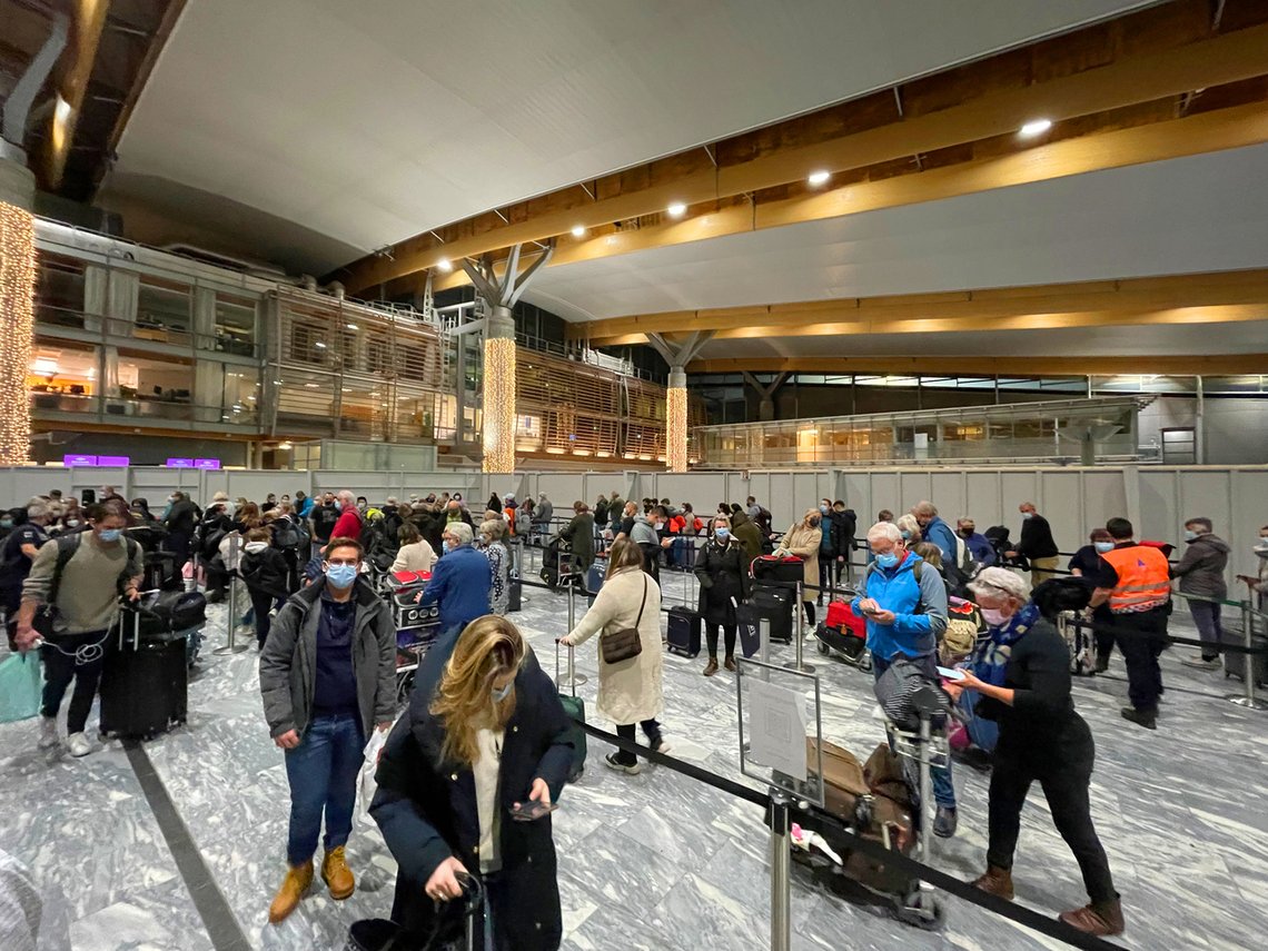 Lørdag kveld var det lange køer med ankomne passasjerer på Oslo lufthavn Gardermoen. Foto: NTB / Torstein Bøe Lørdag kveld var det lange køer med ankomne passasjerer på Oslo lufthavn Gardermoen. Foto: NTB / Torstein Bøe