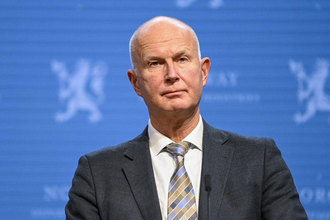 Helsedirektør Bjørn Guldvog mener at uvaksinert helsepersonell har et eget ansvar for å ikke utsette eldre og sårbare for smitte. Foto: Annika Byrde / NTB Helsedirektør Bjørn Guldvog mener at uvaksinert helsepersonell har et eget ansvar for å ikke utsette eldre og sårbare for smitte. Foto: Annika Byrde / NTB