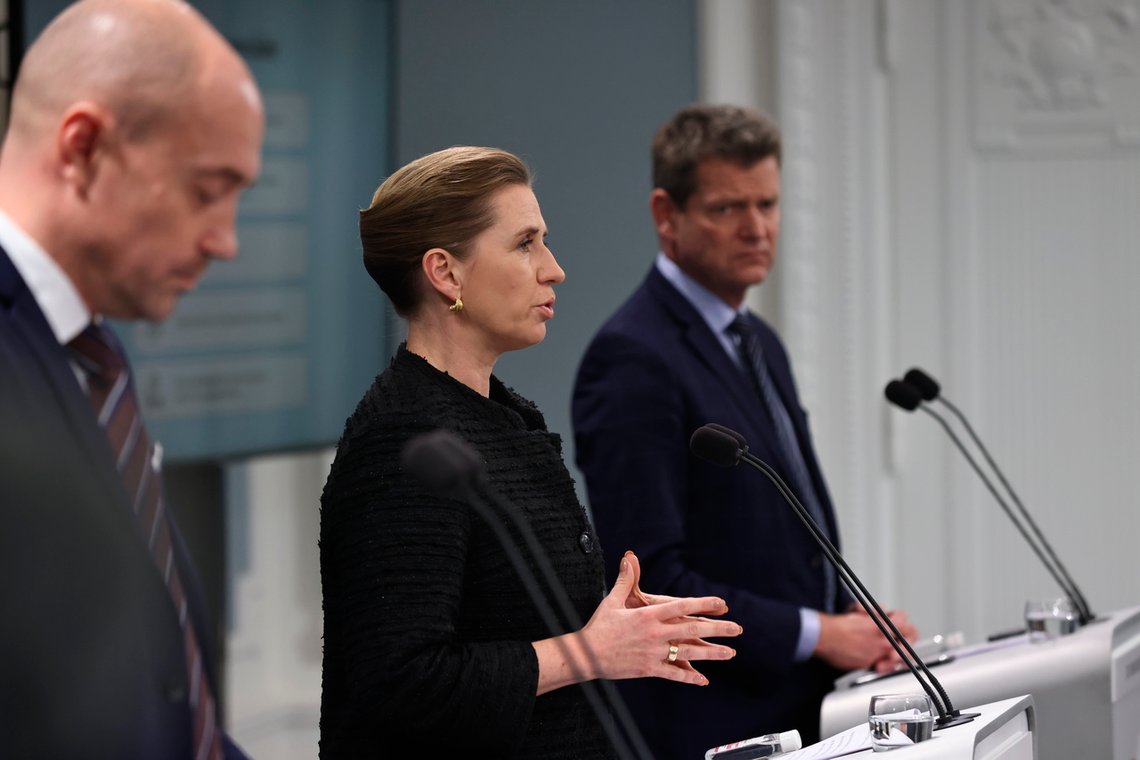 Danmarks statsminister Mette Frederiksen holder pressekonferanse om korona. Til venstre helseminister Magnus Heunicke, til høyre helsedirektør Soren Brostrom Foto: Olafur Steinar Gestsson/ Ritzau Scanpix/ AP/ NTB Danmarks statsminister Mette Frederiksen holder pressekonferanse om korona. Til venstre helseminister Magnus Heunicke, til høyre helsedirektør Soren Brostrom Foto: Olafur Steinar Gestsson/ Ritzau Scanpix/ AP/ NTB