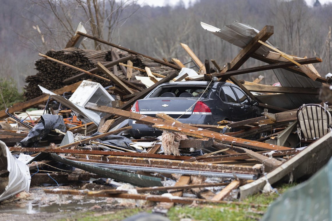En bil i restene av et hus som ble knust av en tornado i Campbellsville i Kentucky. Foto: Michael Clubb / AP / NTB En bil i restene av et hus som ble knust av en tornado i Campbellsville i Kentucky. Foto: Michael Clubb / AP / NTB