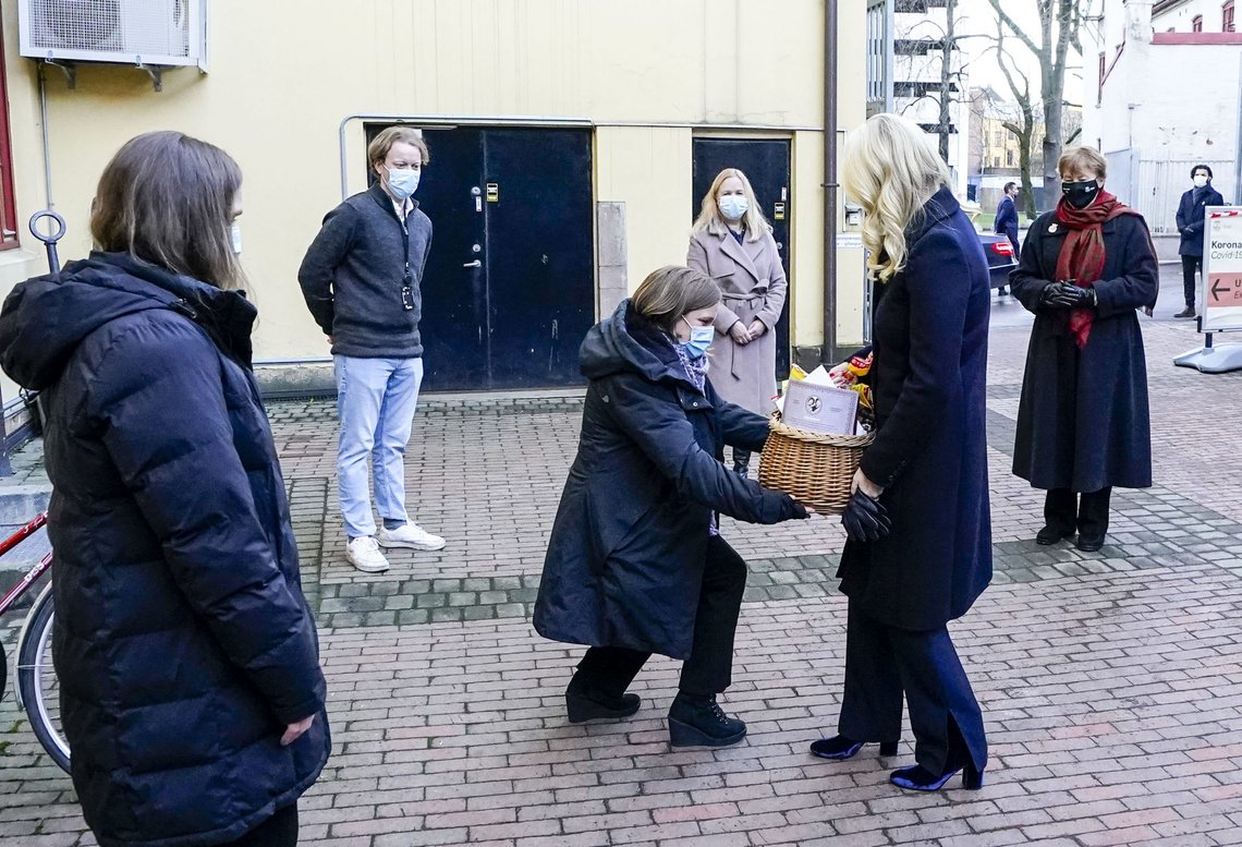 Oslo 20211216.
Kronprinsesse Mette-Marit deler ut julegodter under besøket på vaksinesenteret i Hausmannsgate I Oslo. T.h. for kronprinsessen ordfører Marianne Borgen. Under besøket fikk Kronprinsessen høre om erfaringene til sykepleier Ingunn Tilden Orvik som jobber i førstelinjen på vaksinesenteret. Hun trekker opp og setter koronavaksine og bistår også ved hjemmevaksinering. Teamleder innbyggere Mathias Kvalnes fortalte om arbeidet med innkalling til vaksine og innbyggerspørsmål fra A til Å.
Til stede var også de som leder arbeidet og koordineringen av vaksinasjonen i bydelen – prosjektleder for vaksinesenteret Kristine Pauline Heggdal-Moen og bydelsoverlege Mari Skaugen Tindberg.
Foto: Lise Åserud / NTB Oslo 20211216.
Kronprinsesse Mette-Marit deler ut julegodter under besøket på vaksinesenteret i Hausmannsgate I Oslo. T.h. for kronprinsessen ordfører Marianne Borgen. Under besøket fikk Kronprinsessen høre om erfaringene til sykepleier Ingunn Tilden Orvik som jobber i førstelinjen på vaksinesenteret. Hun trekker opp og setter koronavaksine og bistår også ved hjemmevaksinering. Teamleder innbyggere Mathias Kvalnes fortalte om arbeidet med innkalling til vaksine og innbyggerspørsmål fra A til Å.
Til stede var også de som leder arbeidet og koordineringen av vaksinasjonen i bydelen – prosjektleder for vaksinesenteret Kristine Pauline Heggdal-Moen og bydelsoverlege Mari Skaugen Tindberg.
Foto: Lise Åserud / NTB