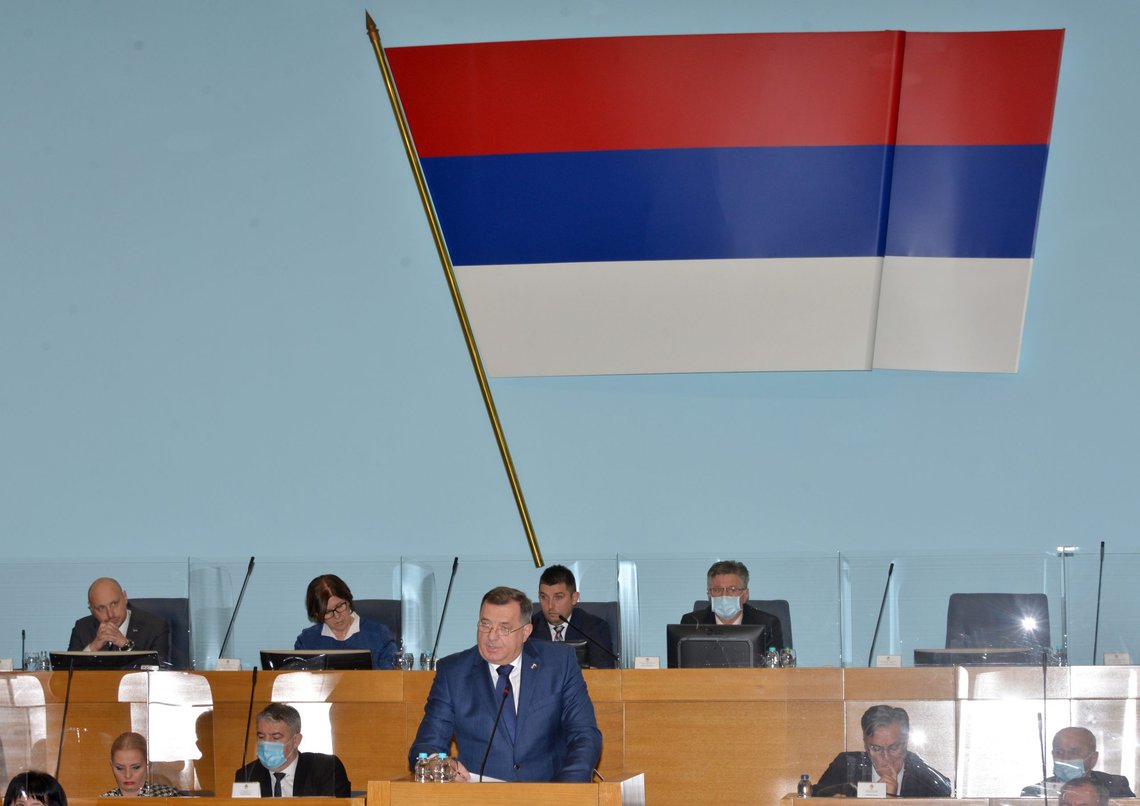 Milorad Dodik er en av Bosnias tre presidenter. Her taler han under et parlamentarisk møte i den serbiske delen av Bosnia fredag. Foto: Radivoje Pavicic / AP / NTB Milorad Dodik er en av Bosnias tre presidenter. Her taler han under et parlamentarisk møte i den serbiske delen av Bosnia fredag. Foto: Radivoje Pavicic / AP / NTB