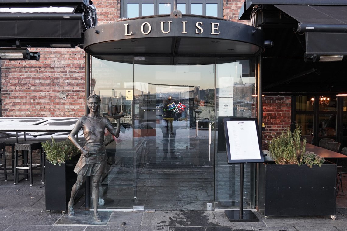 Oslo 20211202.
Oslo kommune har bedt alle som var på Louise Restaurant & Bar på Aker Brygge fredag 26. november i tidsrommet 22.30 til 03.00 om å teste seg. En person har fått påvist smitte med omikronvarianten av koronaviruset etter et julebord på restauranten.
Foto: Ole Berg-Rusten / NTB Oslo 20211202.
Oslo kommune har bedt alle som var på Louise Restaurant & Bar på Aker Brygge fredag 26. november i tidsrommet 22.30 til 03.00 om å teste seg. En person har fått påvist smitte med omikronvarianten av koronaviruset etter et julebord på restauranten.
Foto: Ole Berg-Rusten / NTB