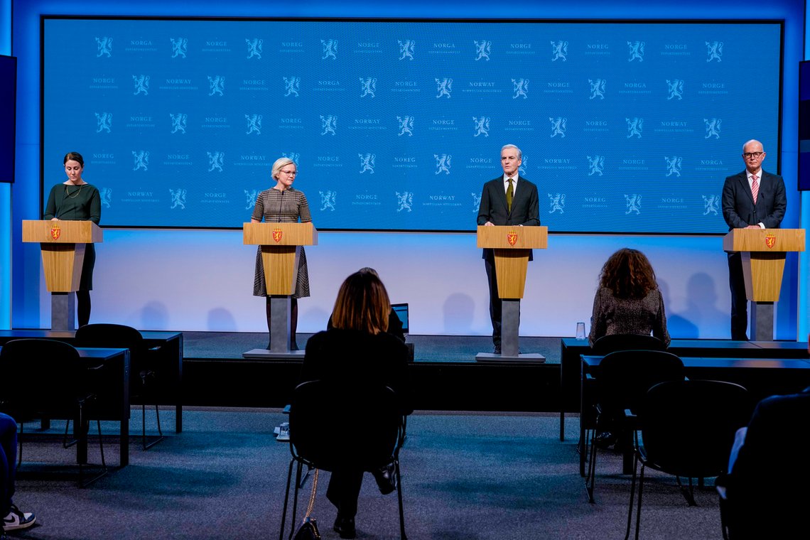 Oppstilt som et tribunal kom regjeringen og helsebyråkratene med beskjeden som særlig rammer servicebransjon. Men ingen slipper unna det medisinhysteriske regimet. Foto: Heiko Junge / NTB Oppstilt som et tribunal kom regjeringen og helsebyråkratene med beskjeden som særlig rammer servicebransjon. Men ingen slipper unna det medisinhysteriske regimet. Foto: Heiko Junge / NTB