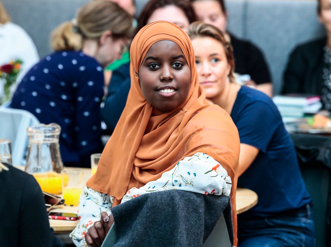 Sumaya Jirde Ali leser fra boka "Melanin hvitere enn blekemiddel" under Aschehougs høstliste i 2018. Men anmelderne er for hvite, det er vanskelig å akseptere. Foto: Lise Åserud / NTB Sumaya Jirde Ali leser fra boka "Melanin hvitere enn blekemiddel" under Aschehougs høstliste i 2018. Men anmelderne er for hvite, det er vanskelig å akseptere. Foto: Lise Åserud / NTB