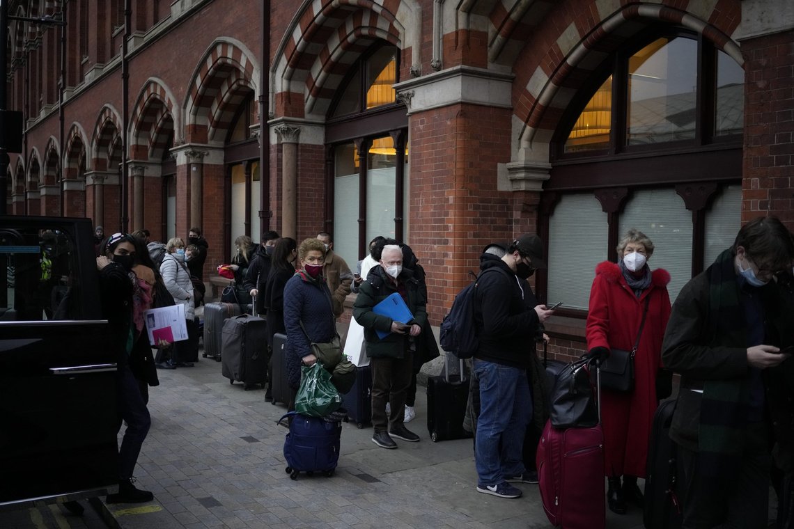 People queue up to travel on trains at London St Pancras International rail station, in London, the Eurostar hub to travel to European countries including France, Friday, Dec. 17, 2021. Foto: Matt Dunham / AP / NTB People queue up to travel on trains at London St Pancras International rail station, in London, the Eurostar hub to travel to European countries including France, Friday, Dec. 17, 2021. Foto: Matt Dunham / AP / NTB
